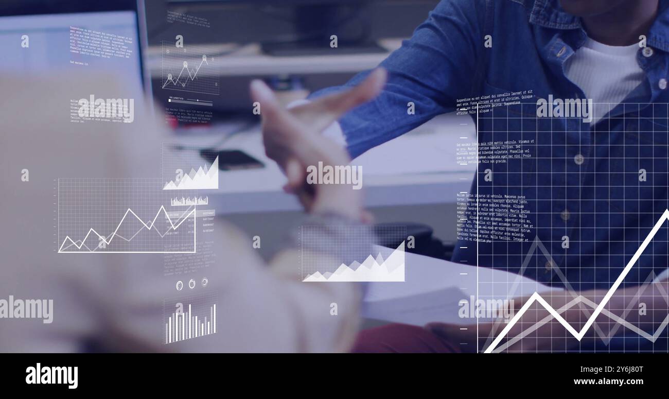Bild der Datenverarbeitung über verschiedene Geschäftsleute im Büro Stockfoto