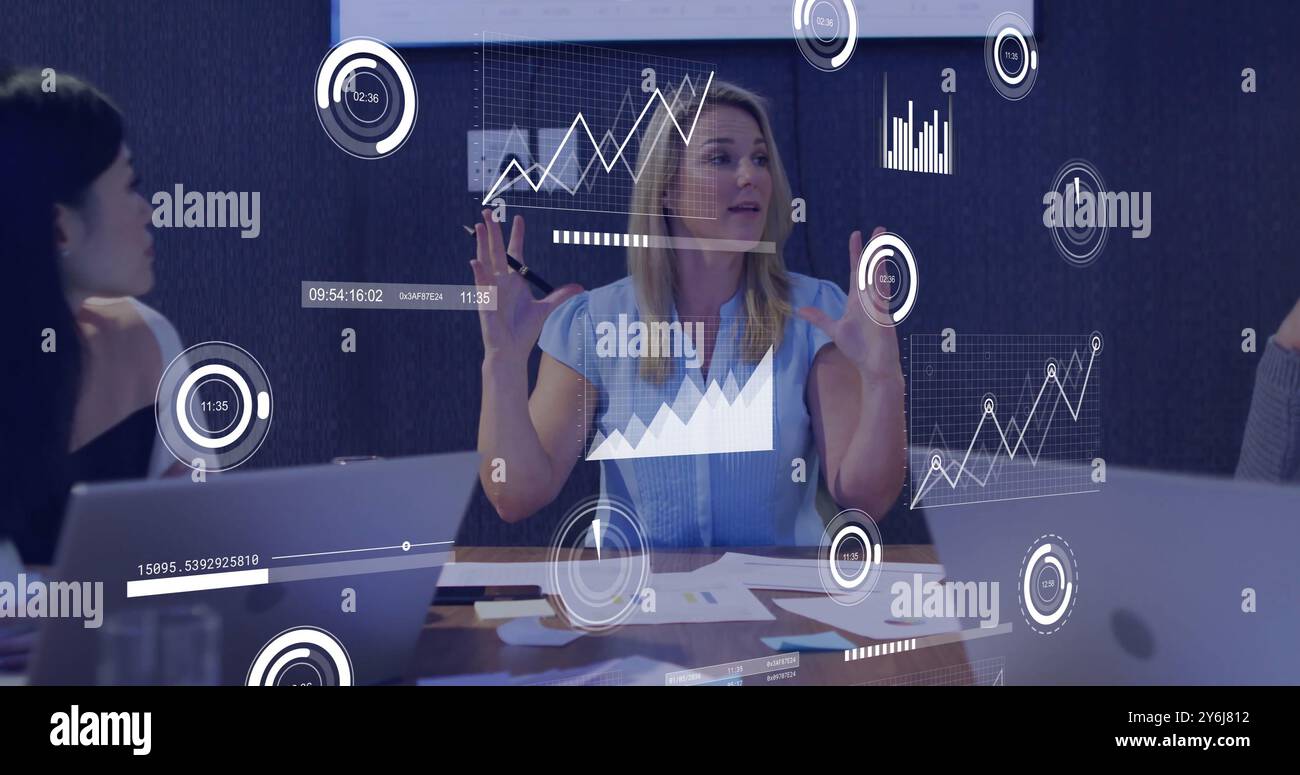Bild der Datenverarbeitung über verschiedene Geschäftsleute im Büro Stockfoto