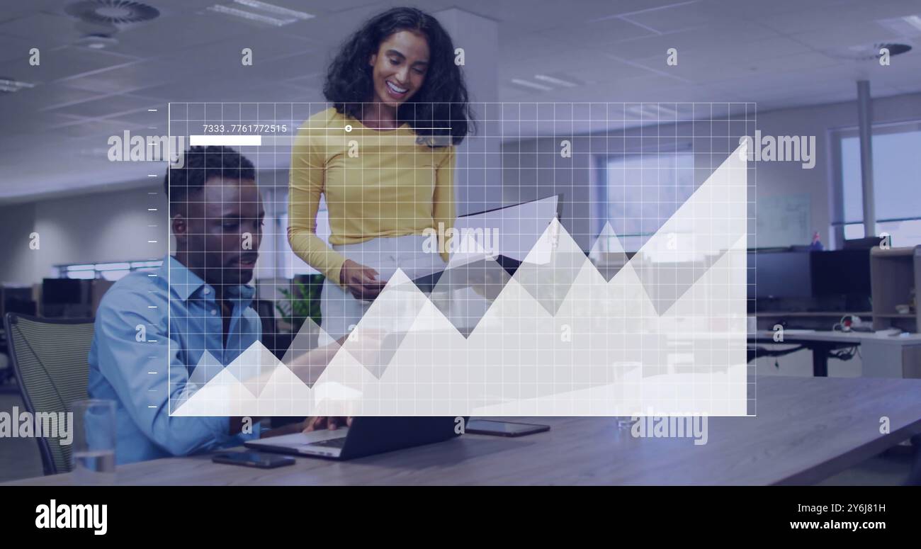 Bild der Datenverarbeitung über verschiedene Geschäftsleute im Büro Stockfoto