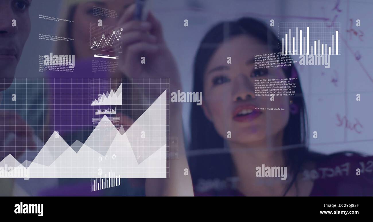 Bild der Datenverarbeitung über verschiedene Geschäftsleute im Büro Stockfoto