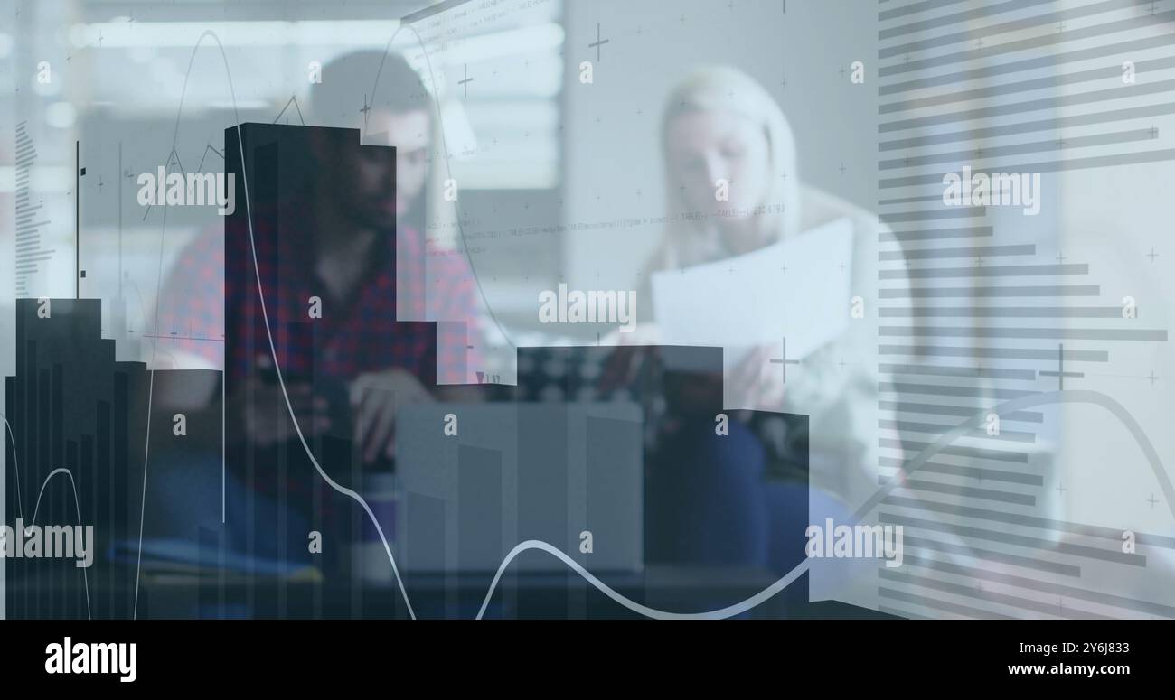 Bild von der Verarbeitung von Finanzdaten über verschiedene Geschäftsleute im Büro Stockfoto