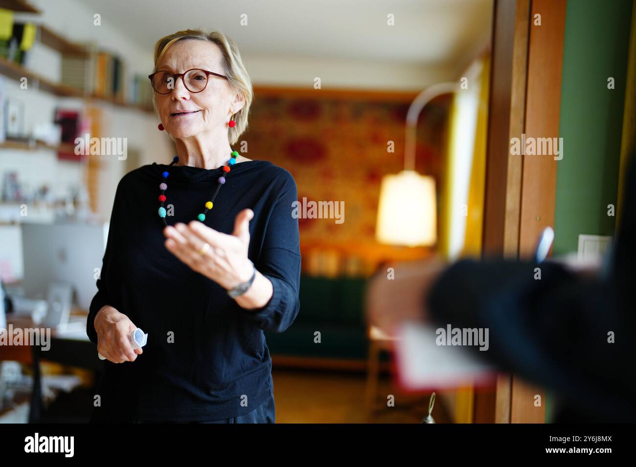 Architektin Christine Zwingl auf einer Pressekonferenz am Mittwoch, 25. September 2024, zum Thema "Wiederaufbau der Küche durch Margarete Schütte-Lihotzky" in Wien, Österreich. - 20240925_PD1943 Credit: APA-PictureDesk/Alamy Live News Stockfoto