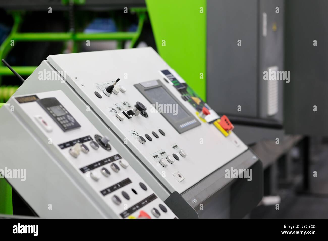 Steuerkonsole der automatisierten Fertigungsmaschine. Selektiver Fokus. Stockfoto