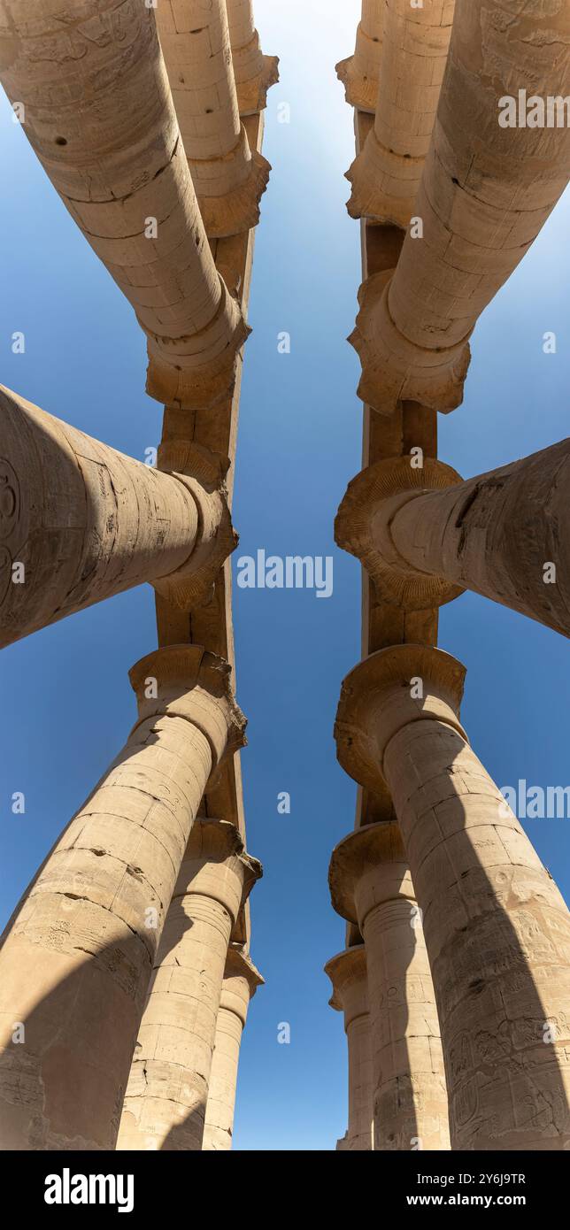 Die magische Atmosphäre des Tempels von Luxor und machen Sie einen Spaziergang durch die imposanten Papyrussäulen. Der Tanz von Licht und Schatten auf diesen Strukturen Stockfoto