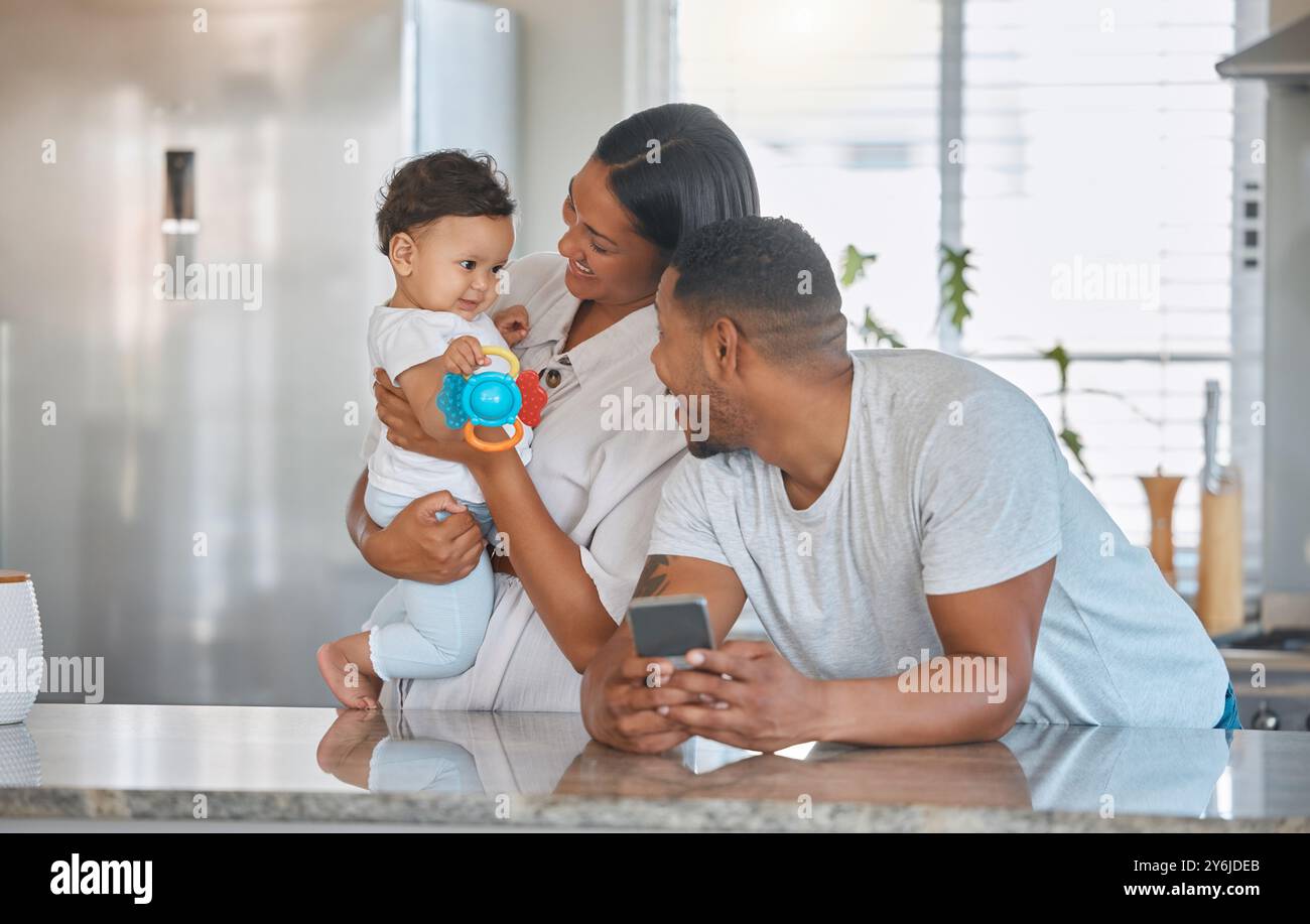 Mama, Vater und Babyküche spielen mit Liebe, Wachstum und kindlicher Entwicklung in einem glücklichen Familienhaus. Vater, Mutter und Kind entspannen sich mit Unterstützung, Spielzeug und Stockfoto