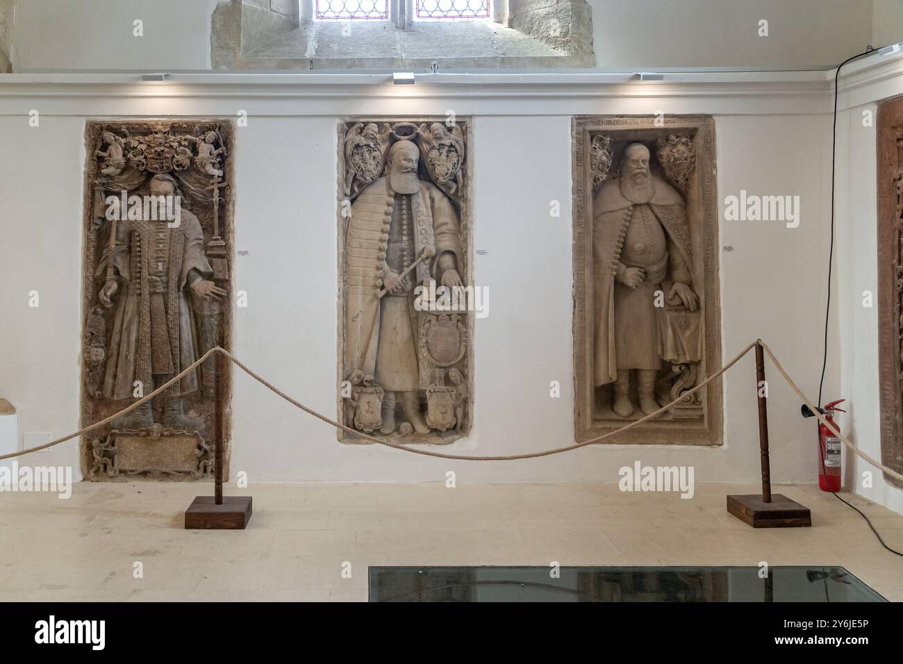 SIBIU, RUMÄNIEN - 5. MAI 2023: Dies sind alte Grabsteine an den Wänden der Evangelischen Kathedrale. Stockfoto