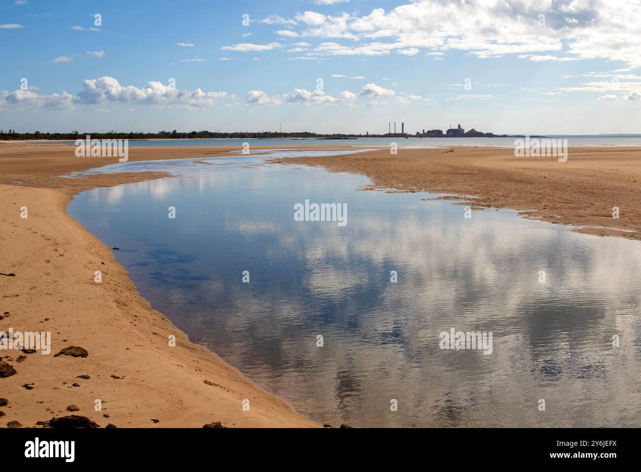 Crocodile Creek (Lombuy) und die ehemalige Raffinerie Gove Stockfoto
