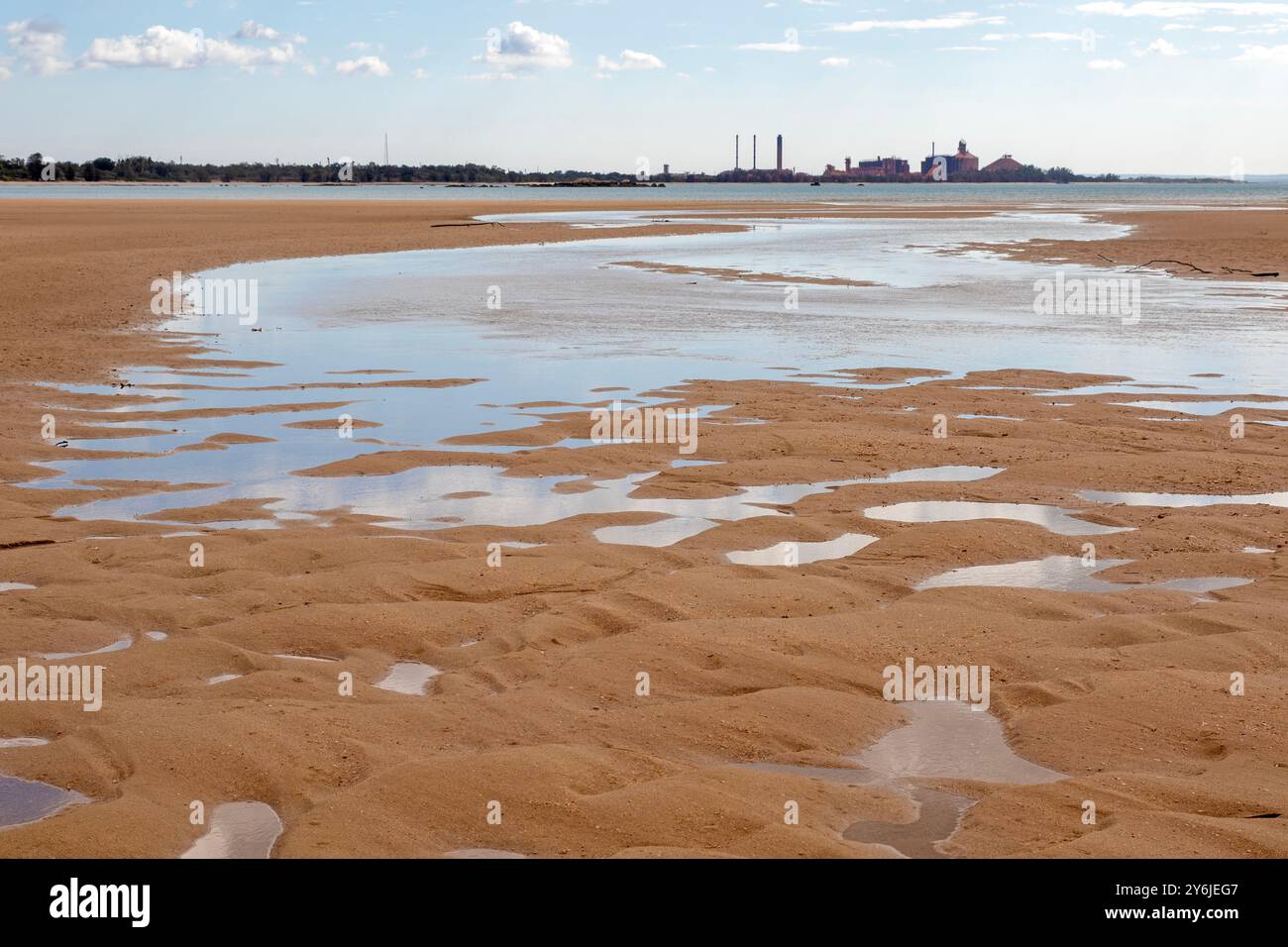 Crocodile Creek (Lombuy) und die ehemalige Raffinerie Gove Stockfoto