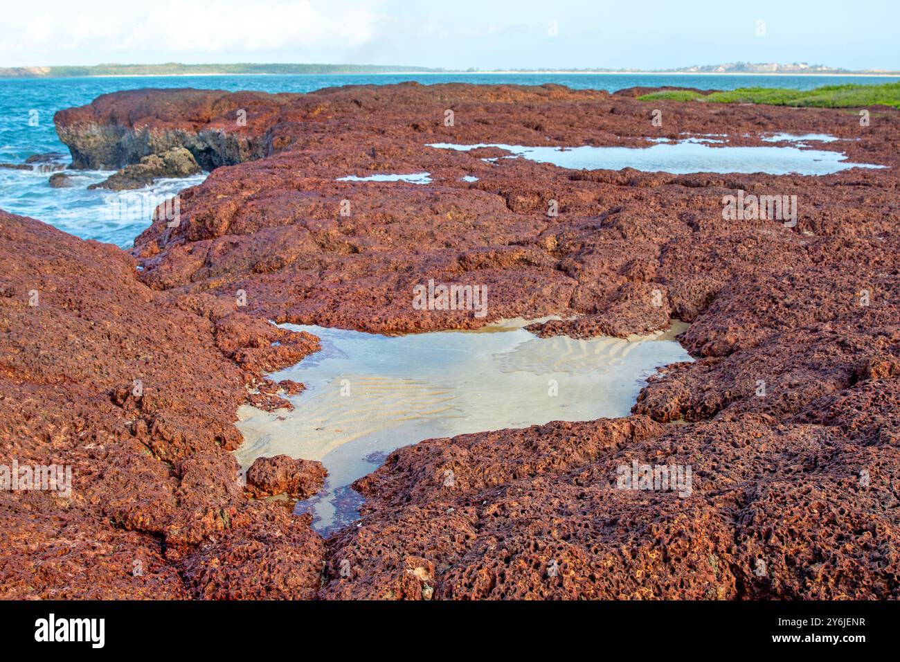 Die niedrigen Klippen am Macassan Beach (Garanhan) Stockfoto