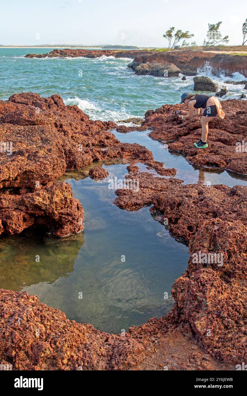 Felsenpool auf den Klippen am Macassan Beach (Garanhan) Stockfoto