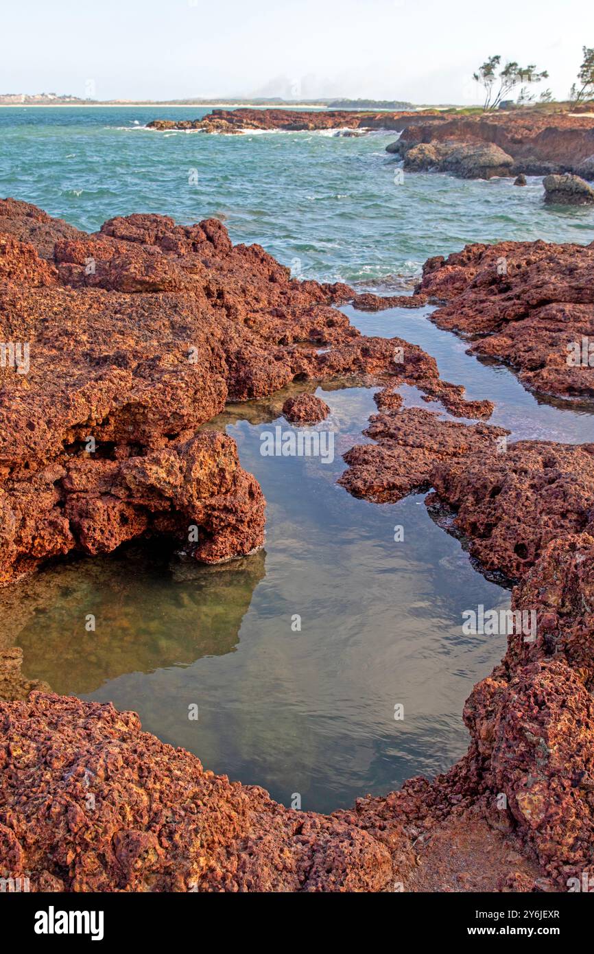Felsenpool auf den Klippen am Macassan Beach (Garanhan) Stockfoto