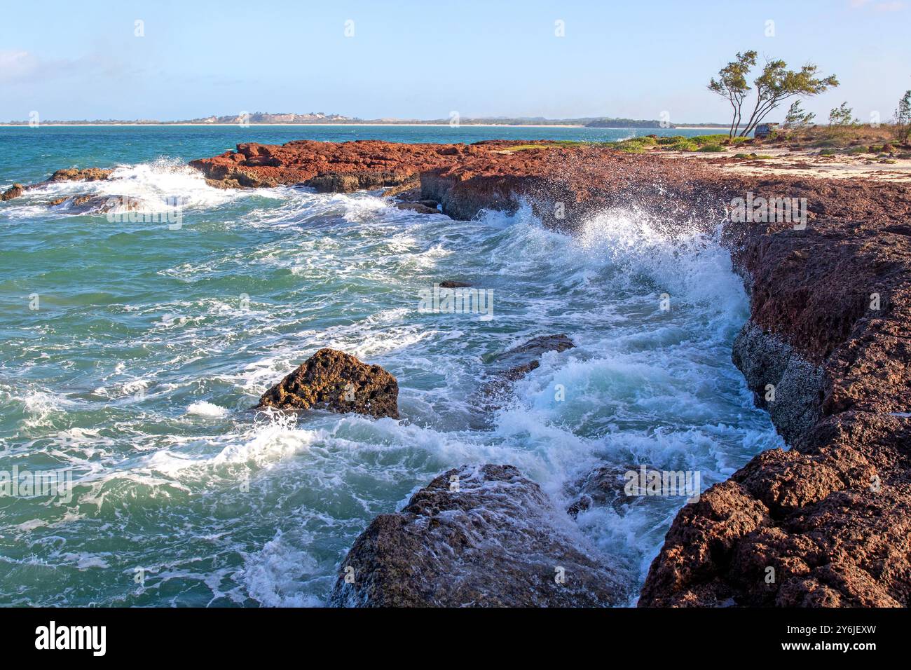 Die niedrigen Klippen am Macassan Beach (Garanhan) Stockfoto