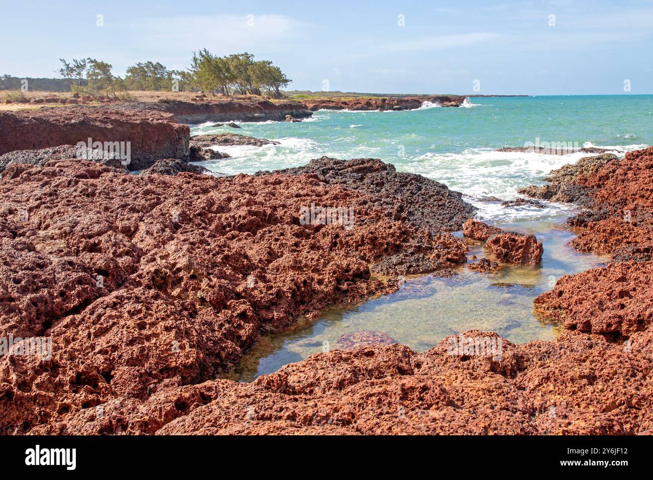 Die niedrigen Klippen am Macassan Beach (Garanhan) Stockfoto
