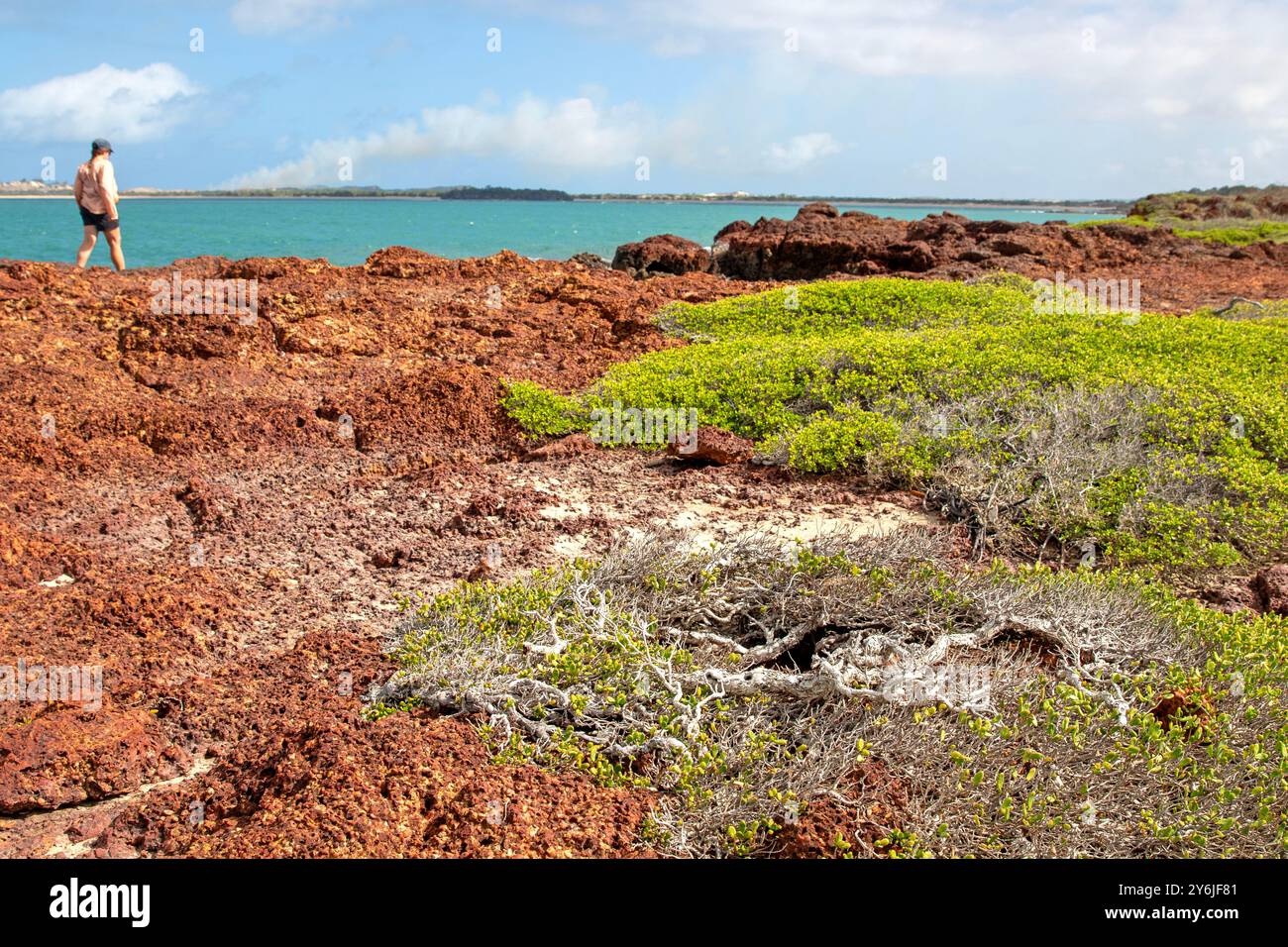 Frau am Rand der Klippe am Macassan Beach (Garanhan) Stockfoto