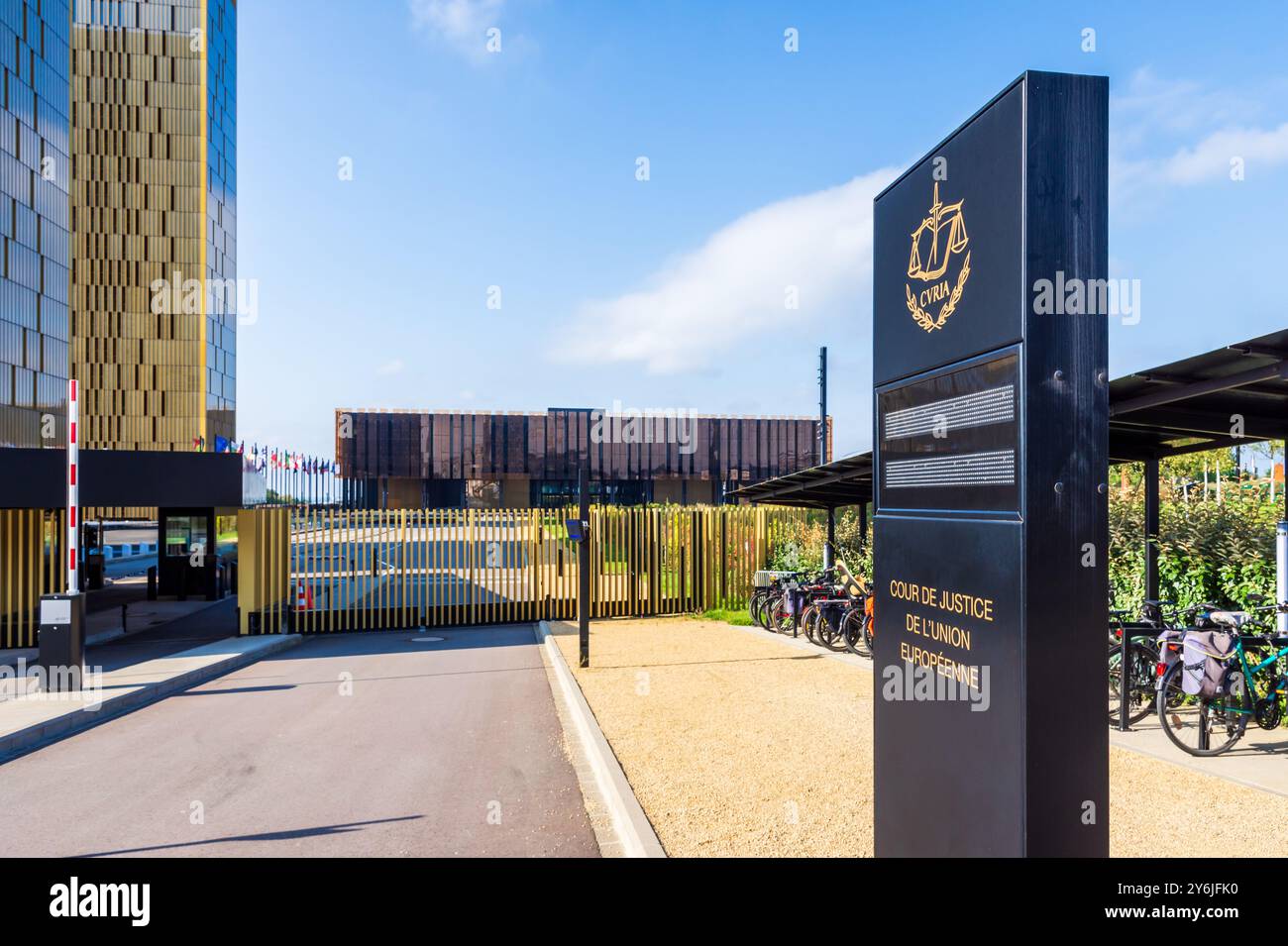 Zeichen und Eingang des Gerichtshofs der Europäischen Union (EuGH), der Justizbehörde der Europäischen Union, in Luxemburg-Stadt. Stockfoto