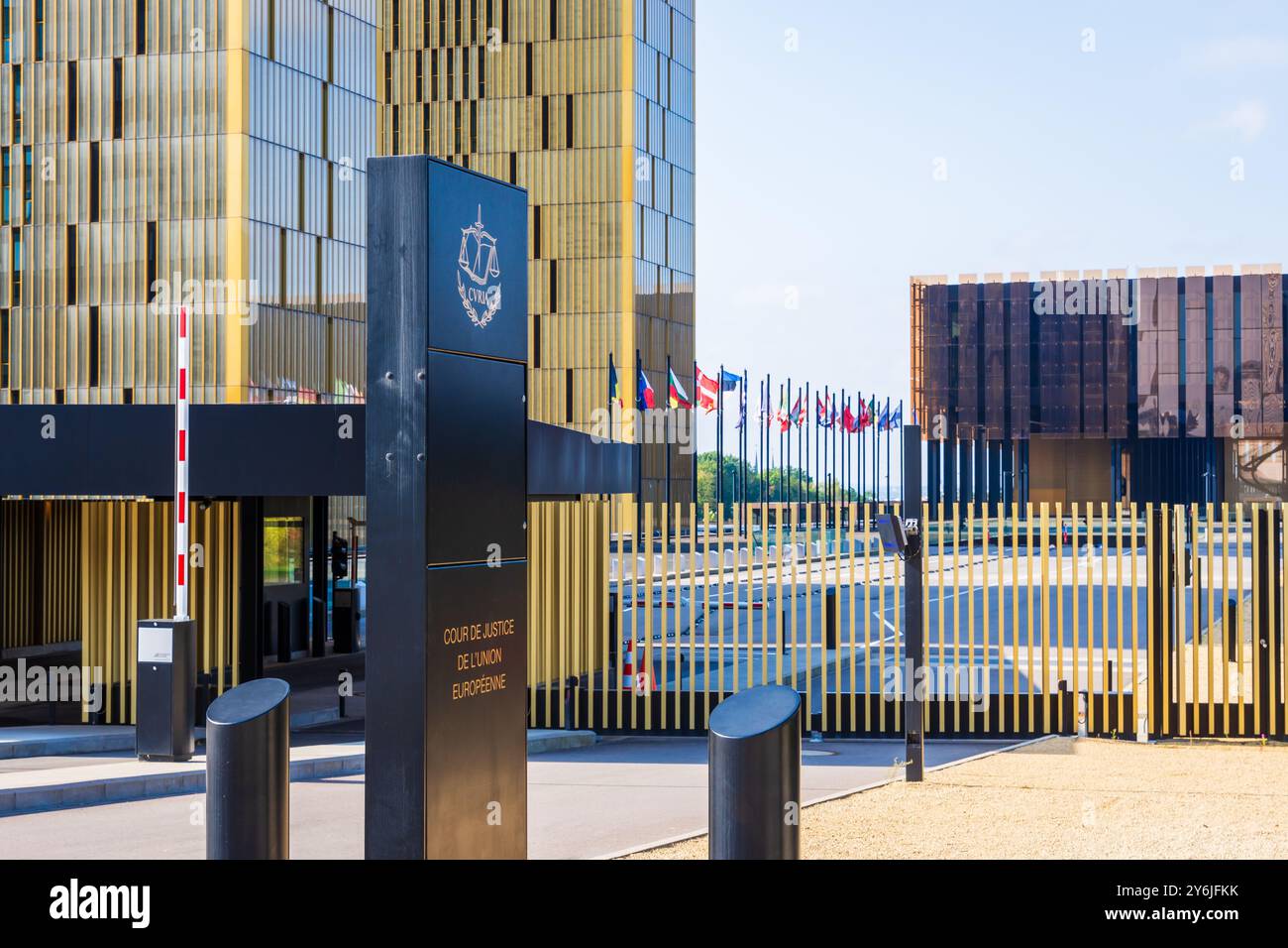 Zeichen und Eingang des Gerichtshofs der Europäischen Union (EuGH), der Justizbehörde der Europäischen Union, in Luxemburg-Stadt. Stockfoto
