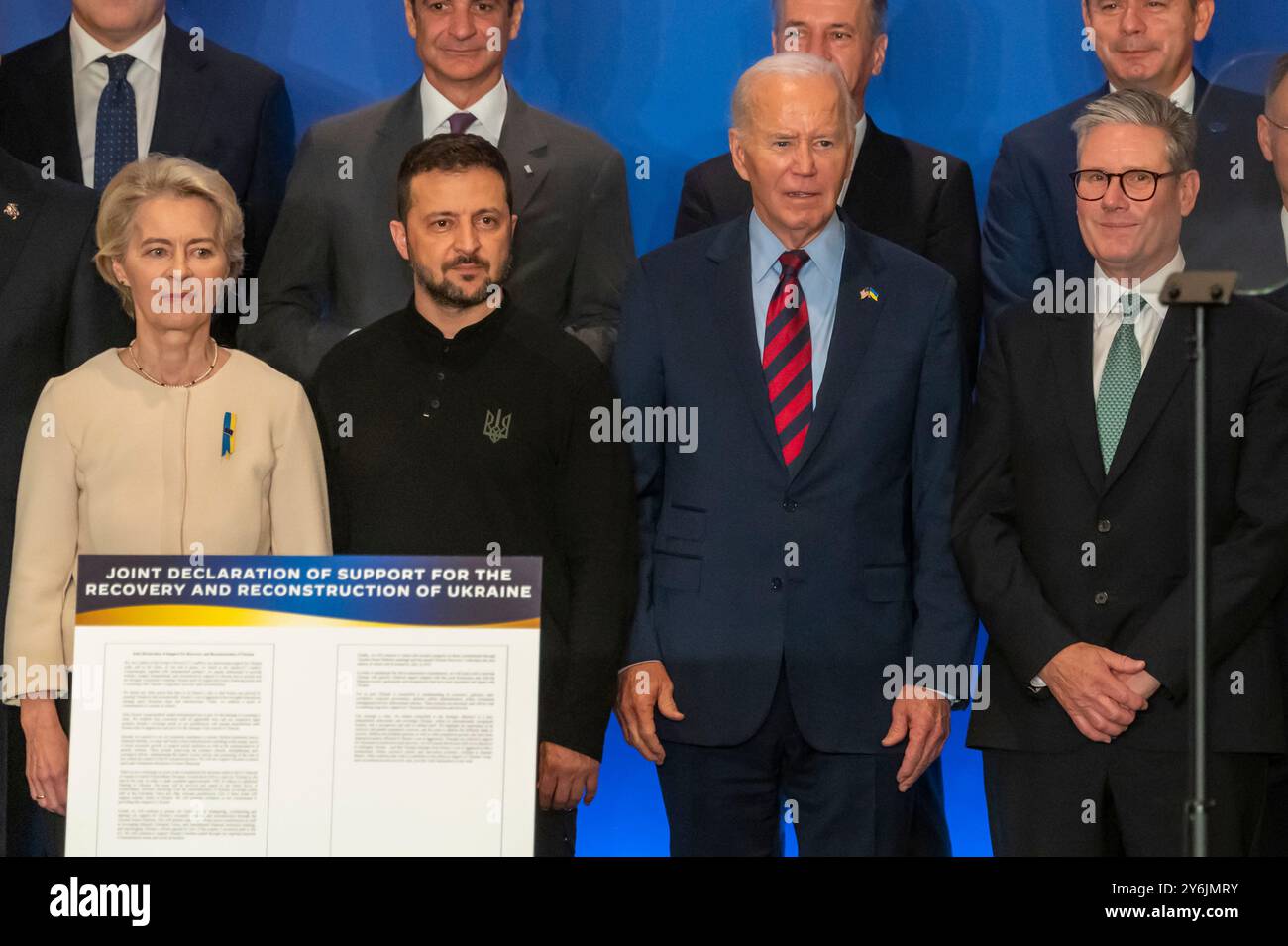 (L-R) die Präsidentin der Europäischen Kommission Ursula von der Leyen, der ukrainische Präsident Wolodymyr Zelensky, der US-Präsident Joe Biden, der britische Premierminister Keir Starmer posieren für ein Gruppenfoto bei einer Veranstaltung, bei der führende Politiker der Welt die Gemeinsame Erklärung zur Unterstützung des Wiederaufbaus und Wiederaufbaus der Ukraine im InterContinental New York Barclay, einem IHG Hotel in New York City, veröffentlichen. Biden traf sich zusammen mit dem ukrainischen Präsidenten Wolodymyr Zelenski am Rande der 79. Generalversammlung der Vereinten Nationen (UNGA) mit verschiedenen Staats- und Regierungschefs der Welt, als sie eine gemeinsame Unterstützungserklärung für die ukrainische Wiedervereinigung veröffentlichten Stockfoto
