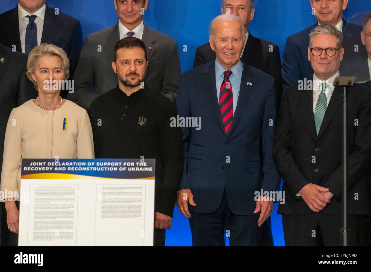 (L-R) die Präsidentin der Europäischen Kommission Ursula von der Leyen, der ukrainische Präsident Wolodymyr Zelensky, der US-Präsident Joe Biden, der britische Premierminister Keir Starmer posieren für ein Gruppenfoto bei einer Veranstaltung, bei der führende Politiker der Welt die Gemeinsame Erklärung zur Unterstützung des Wiederaufbaus und Wiederaufbaus der Ukraine im InterContinental New York Barclay, einem IHG Hotel in New York City, veröffentlichen. Biden traf sich zusammen mit dem ukrainischen Präsidenten Wolodymyr Zelenski am Rande der 79. Generalversammlung der Vereinten Nationen (UNGA) mit verschiedenen Staats- und Regierungschefs der Welt, als sie eine gemeinsame Unterstützungserklärung für die ukrainische Wiedervereinigung veröffentlichten Stockfoto