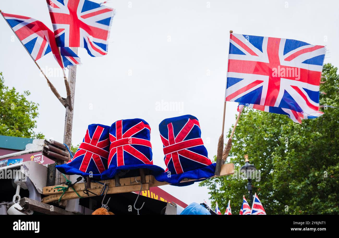 Britische Fahnen winken und große blaue und rote Hüte. Stockfoto