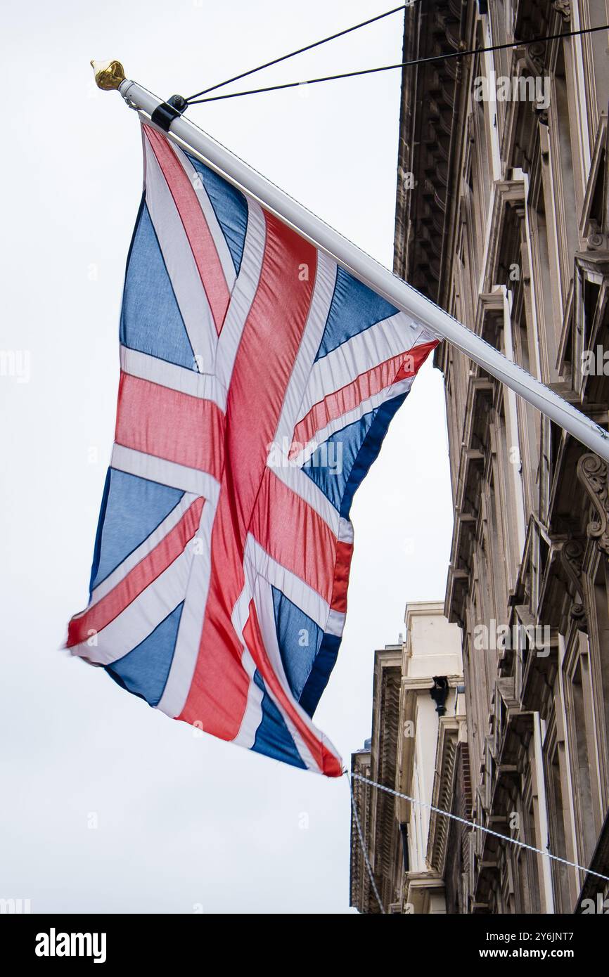Die britische Flagge winkt. Flagge des Vereinigten Königreichs. Stockfoto
