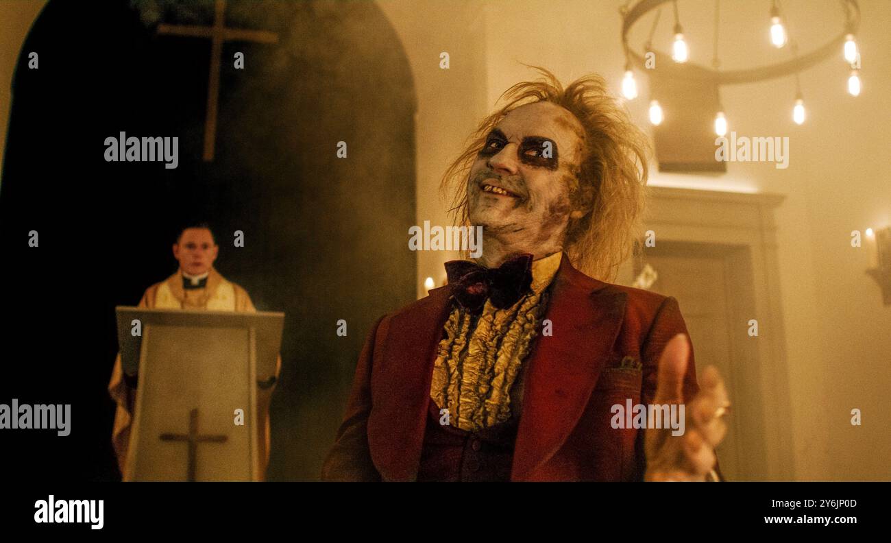 MICHAEL KEATON und BURN GORMAN in BEETLEJUICE BEETLEJUICE (2024) unter der Regie von TIM BURTON. Beschreibung: Warner Bros. / Plan B Entertainment / Tim Burton Productions / Album Stockfoto