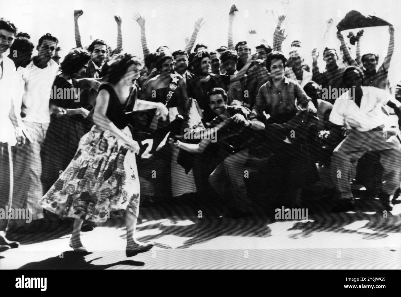 Nach der Ankündigung des Ausscheidens von Präsident Fulgencio Batista in die Dominikanische Republik tanzt am 1 . Januar 1959 eine Frau mit der roten und schwarzen Flagge der Rebellen unter der Leitung von Fidel Castro durch die Straßen der Hauptstadt . Hunderte von Castro-Anhängern in der Stadt ermutigen die Frau mit Geschrei und Beifall , aber später brachen Unruhen aus und Blut wurde vergossen, als Rebellen mit Polizei und Miliz kämpften . Stockfoto