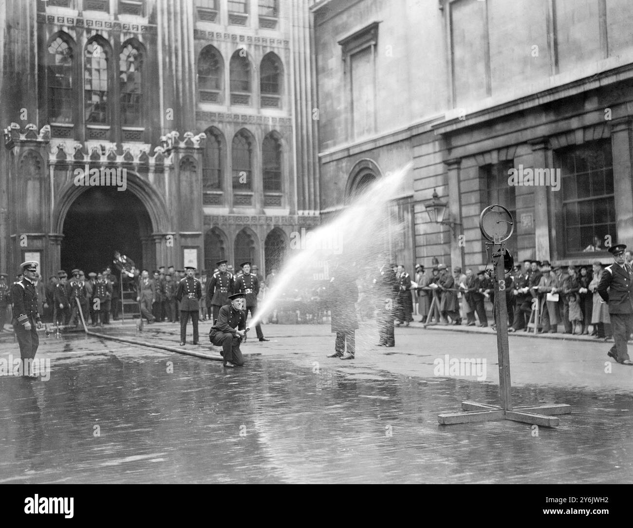 Wettbewerb um Silver Challenger Shield für die Privatfeuerwehr der Corporation of London in der Guildhall in London , England . Midland Bank ( Hauptsitz ) im Wettbewerb . 2. Mai 1936 Stockfoto