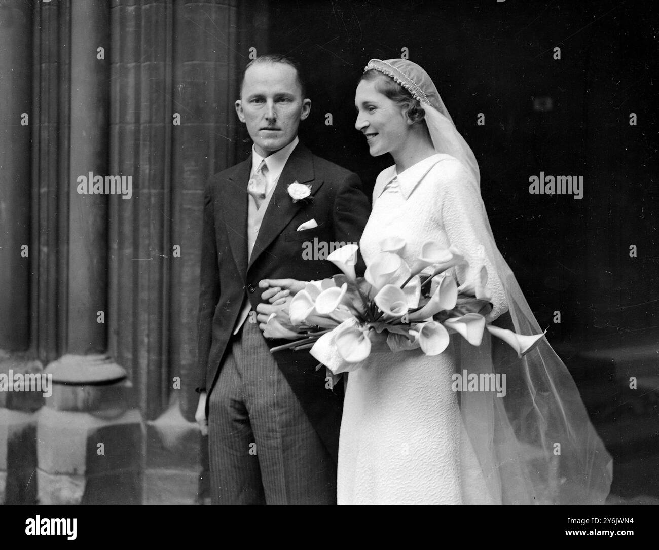 Hochzeit von Herrn Neil Richardson und Miss Marion Gibson in der St Mary Abbot ' s Church , Kensington , London , England am 6. März 1936 Stockfoto