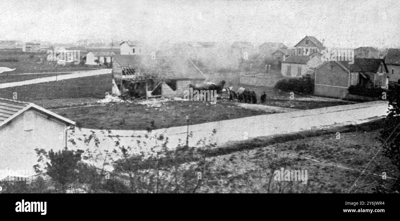Der Chef der Bonnot-Bande Jules Bonnot lief in einer Garage in Choisy-le ROI, 10 Meilen von Paris entfernt, auf die Erde , wo er fünf Stunden lang von republikanischen Wachen belagert wurde , bevor sie die Garage sprengten . Am 28 . April 1912 war die Bonnot-Bande eine kriminelle anarchistische Gruppe in Frankreich und Belgien während der Belle Epoque von 1911 bis 1912 . Die Bande bestand aus Einzelpersonen , die sich mit dem aufstrebenden illegalen Milieu identifizierten , und nutzte modernste Technologien ( einschließlich Automobile und Wiederholungsgewehre ) , die der französischen Polizei noch nicht zur Verfügung standen . Stockfoto