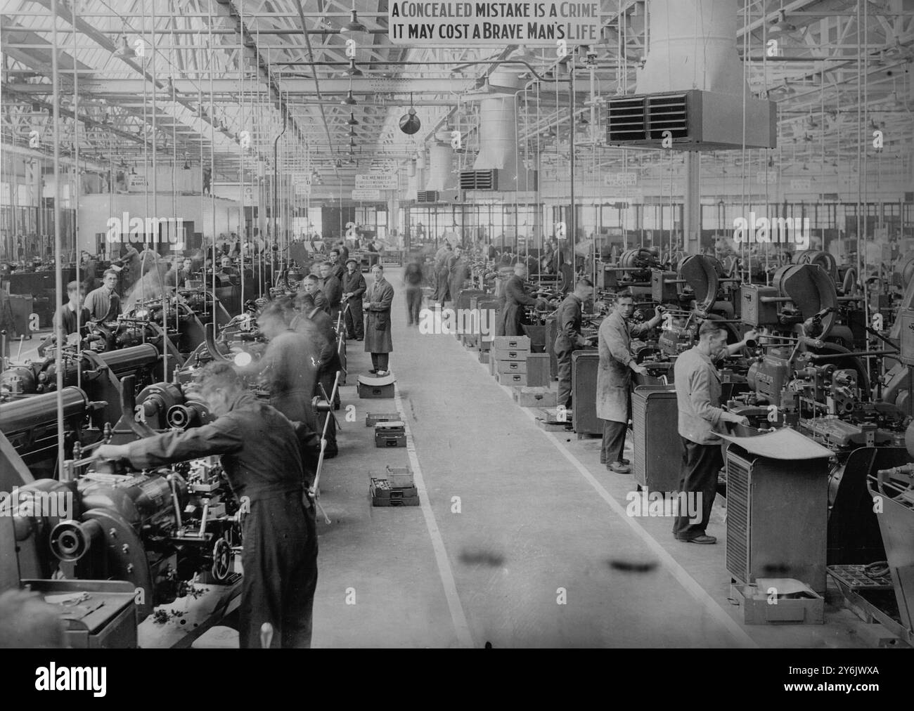 Flugzeugschattenfabriken helfen RAF-Expansion Ein Blick in den Hauptmaschinenraum der Humber Shadow Factory in Coventry Beachten Sie die Vorsicht, die an einem prominenten Ort in der Mitte des Ladens gesetzt wurde 25. Oktober 1937 Schattenfabriken wurden mit Hilfe von Automobilherstellern gegründet, um Fachkräfte für Flugzeugmotoren und -Komponenten bereitzustellen die Rootes-Gruppe in Coventry stellte Flugzeugmotoren in einer solchen Fabrik her Stockfoto