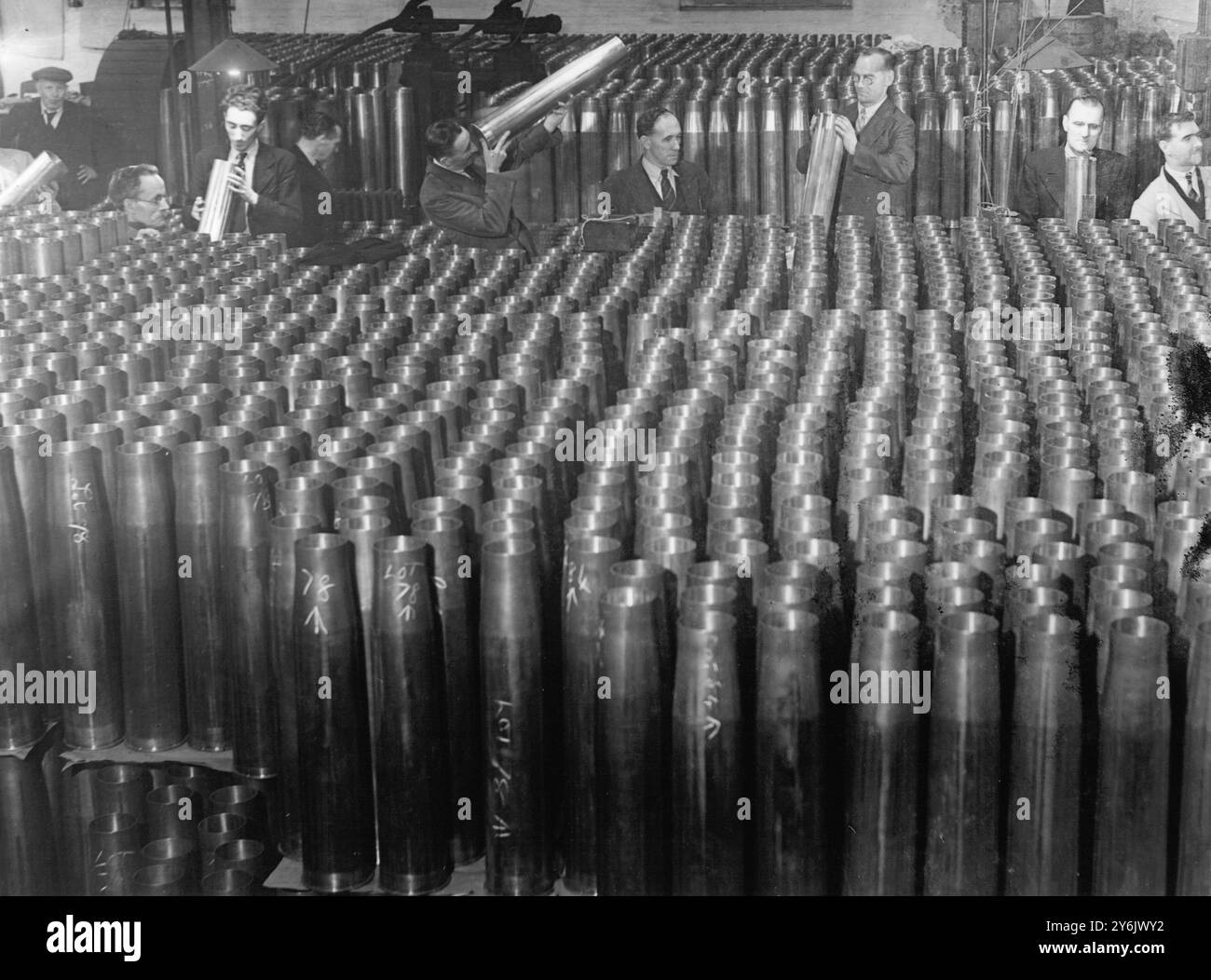 Inspektion einer großen Masse von Flugabwehrkassetten 13. November 1939 Stockfoto