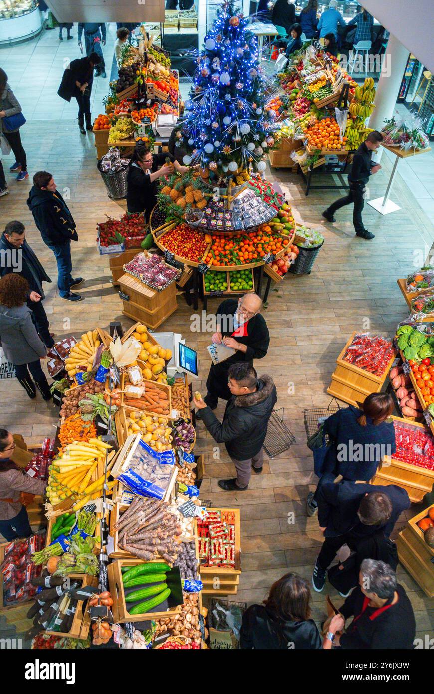 Paris, Frankreich, Weitwinkelblick, innen, französisches Kaufhaus, Crowd People Shopping, Galeries Lafayette, Gourmet, Food Store, Christmas Tree Stockfoto