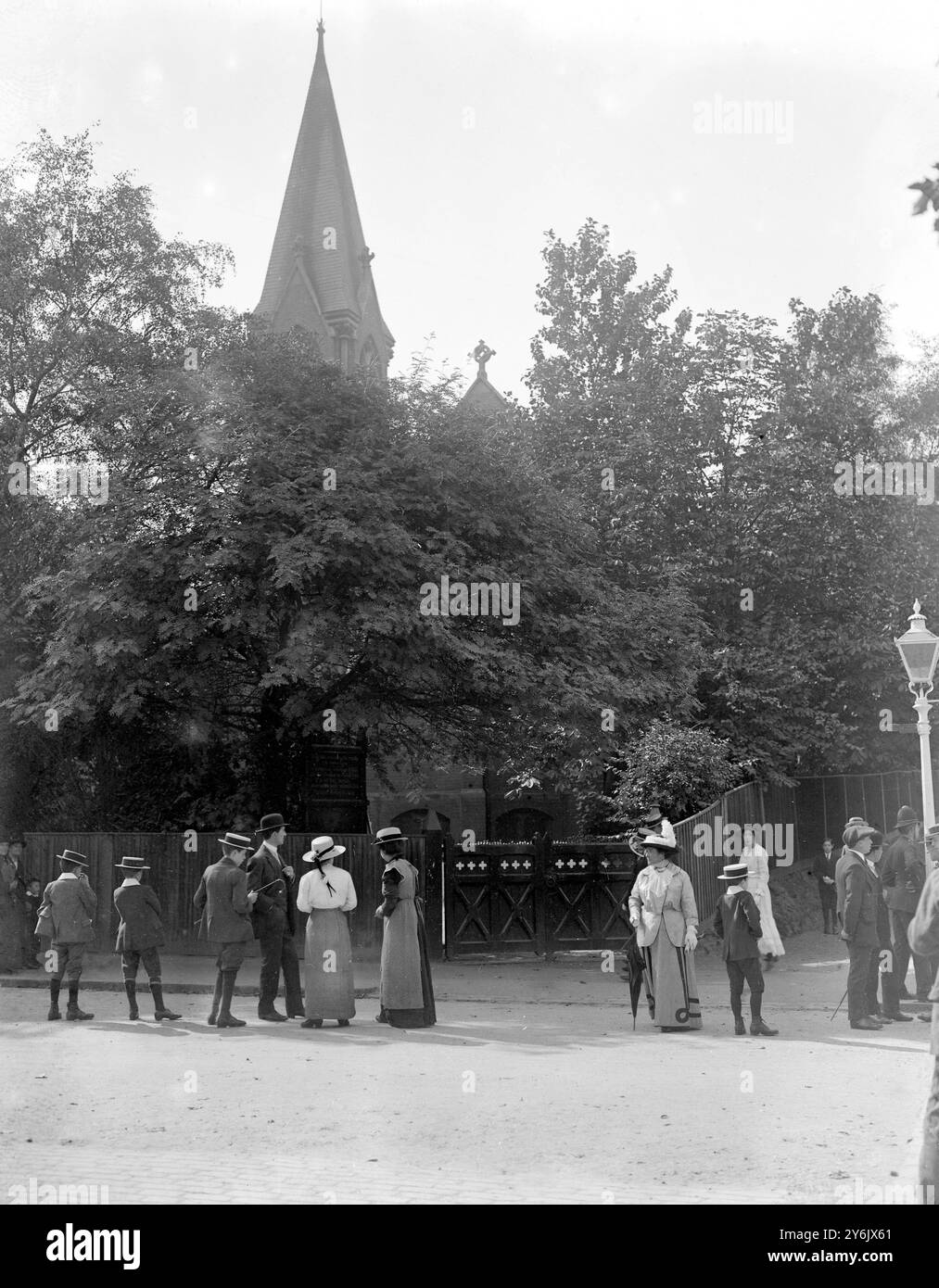 Die Deutsche Kirche in der Dacres Road am Forest Hill - Forest Hill, Sydenham und Crystal Palace beherbergte eine der großen deutschen Gemeinden in London, die sich hauptsächlich aus wohlhabenden Kaufleuten zusammensetzte, mit einer Besetzung von Musikern und Künstlern - die Deutsche Evangelische Kirche wurde 1875 in temporären Unterkünften gegründet, und die Kirche wurde 1883 erbaut - Dietrich Bonhoeffer war von 1933 bis 1935 Pfarrer und die Kirche wurde nach ihm benannt am Ende des Zweiten Weltkrieges wurde sie während des Krieges bombardiert und wieder aufgebaut. ©TopFoto Stockfoto