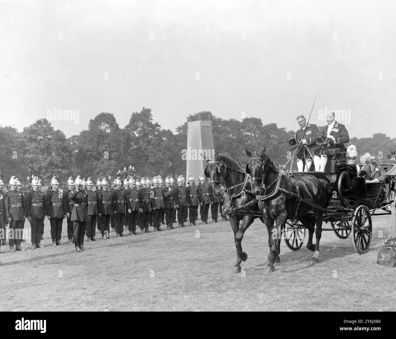 König Georg V. inspiziert die Feuerwehr im Hyde Park mit Königin Mary neben ihm - hier sehen Sie die Männer, die den König grüßen ©TopFoto Stockfoto