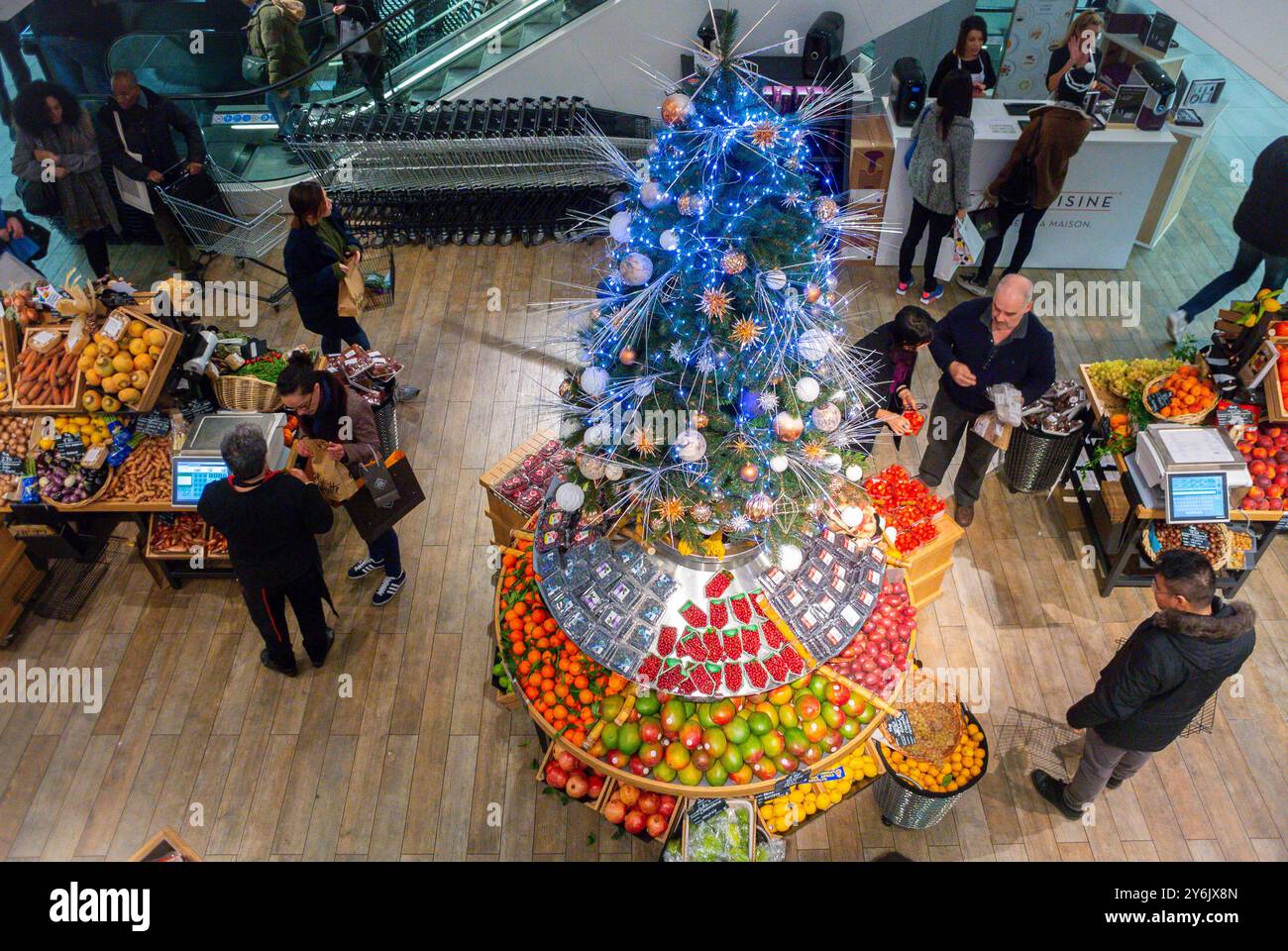 Paris, Frankreich, Weitwinkelblick, innen, französisches Kaufhaus, Crowd People Shopping, Galeries Lafayette, Gourmet, Food Store, Christmas Tree Stockfoto