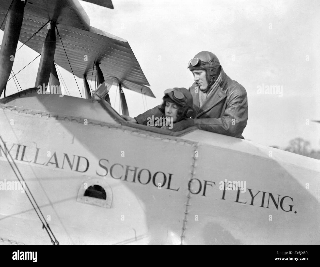 Captain C. D. Barnard unterrichtete die Countess of Kinnoull ( Enid Margaret Hamlyn Fellows ) am Flugplatz de Havilland , Hendon , wo die Countess fliegen lernt . 20. Mai 1924 Stockfoto