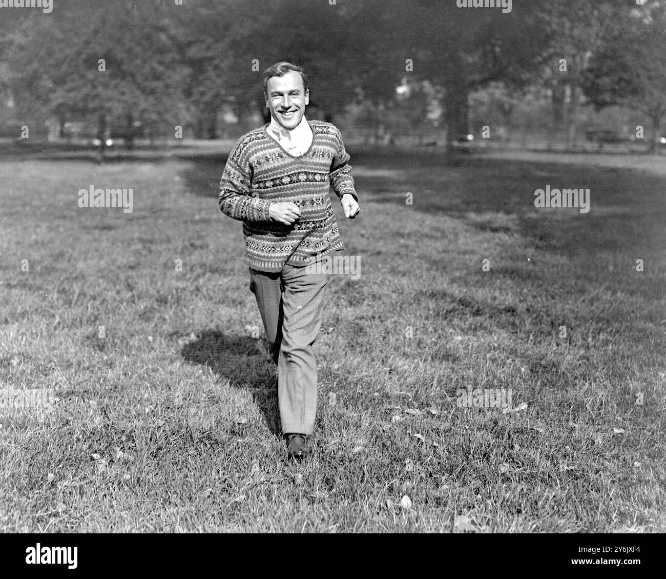 Herr J . A . Mollison , das berühmte fliegende " Ass " macht im Rahmen des Trainings für seinen nächsten Alleinflug nach Afrika täglich einen Lauf im Park . 6. Oktober 1931 Stockfoto