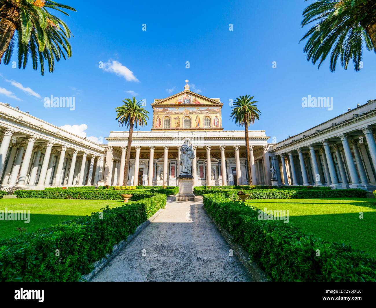 Basilika Saint Paul vor den Mauern quadriportico - Rom, Italien Stockfoto
