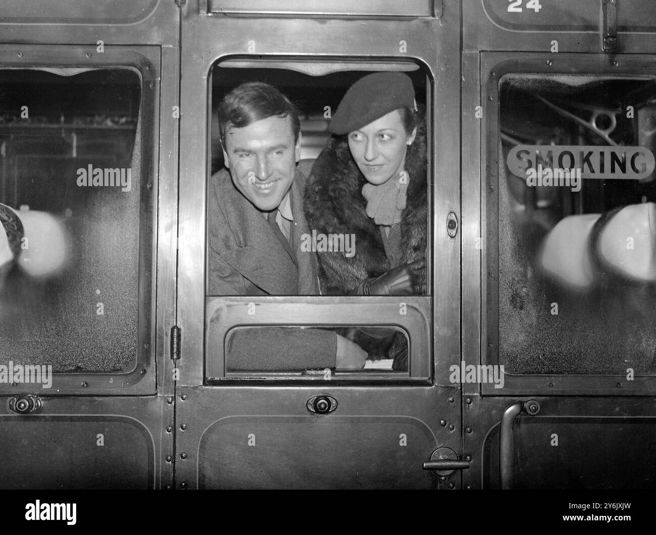 Am Bahnhof Waterloo , London , England Mr und Mrs . J. A . Mollison ( Jim Mollison und Amy Johnson ) reiste er nach Amerika , um dort die Möglichkeiten von Maschinen für Flüge in die Stratosphäre zu untersuchen , und sie nach Madeira . 30. Januar 1935 Stockfoto