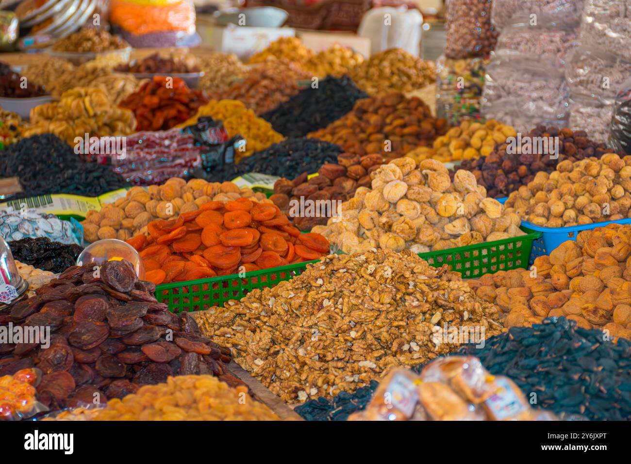 Diese Nahaufnahme zeigt die lebendige Auswahl an Gewürzen, die auf dem Chorsu-Basar in Taschkent, Usbekistan, erhältlich sind. Der Markt ist bekannt für seine reichhaltige Farbpalette Stockfoto