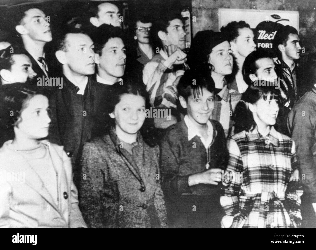 Kanadische Menschenmenge vor dem Haus von Mrs. Marie Pitre , der 41-jährigen Mutter aus Quebec , die zugab , ein Paket mit einer selbstgemachten Bombe an Bord eines kanadischen Flugzeugs zu platzieren . Das Flugzeug, auf dem 23 Personen am 9. September starben . 25. September 1949 Stockfoto