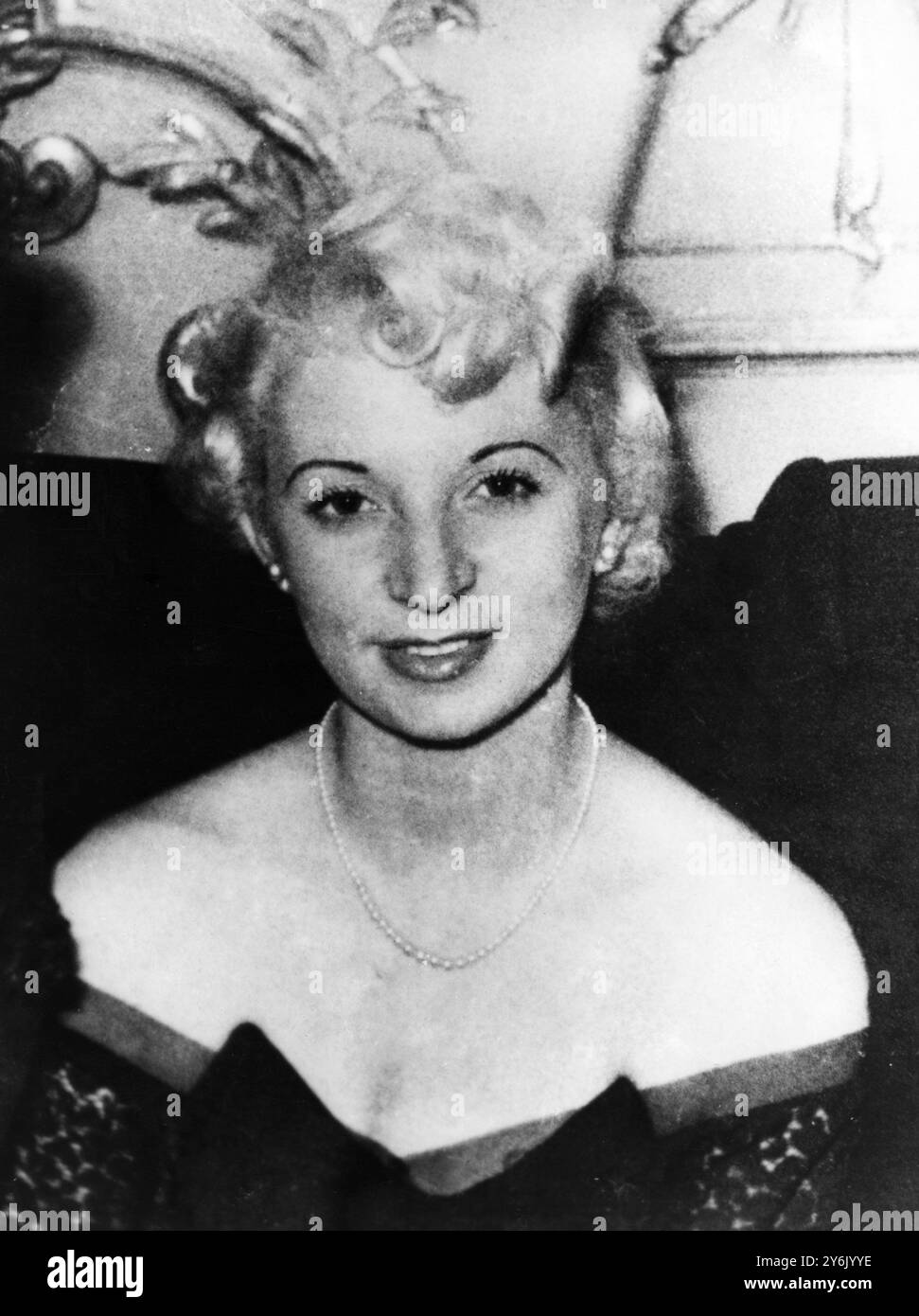 Die 28-jährige Ruth Ellis , die in London wegen Mordes an dem 25-jährigen Rennfahrer David Blakely angeklagt wurde , der in der Nacht auf den Ostersonntag erschossen vor einem Hampstead Public House aufgefunden wurde . Ruth ist eine aschblonde Managerin eines West End Clubs am 21. April 1955 Stockfoto