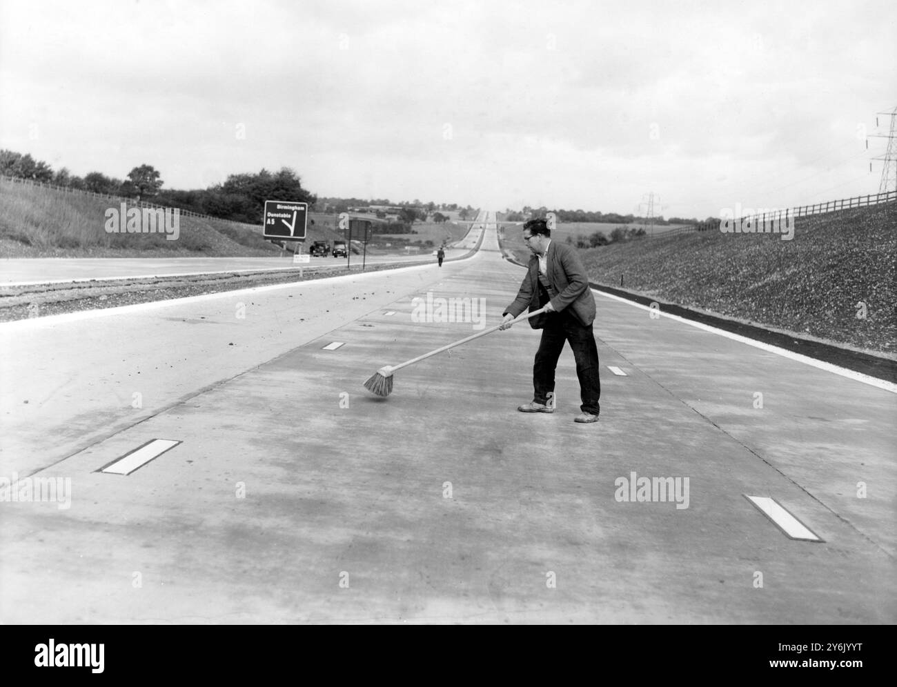 Ein Arbeiter fährt den Great White Way hinauf, von London nach Birmingham, um sich auf die Eröffnung dieser Hochgeschwindigkeitsstraße ohne Unterbrechung vorzubereiten. Bedfordshire - 27. Oktober 1959 Stockfoto