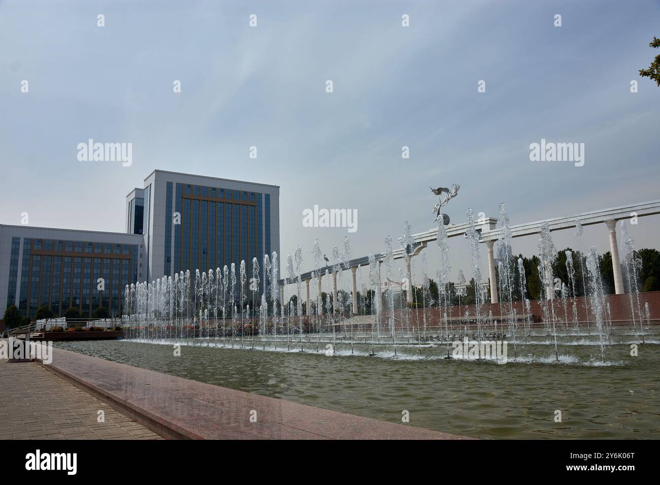 Fantastischer Blick auf den wunderbaren Brunnen in Mustaqillik Maydoni (Unabhängigkeitsplatz) von Taschkent, Usbekistan. Das Denkmal für das Ministerium für Tourismus A Stockfoto