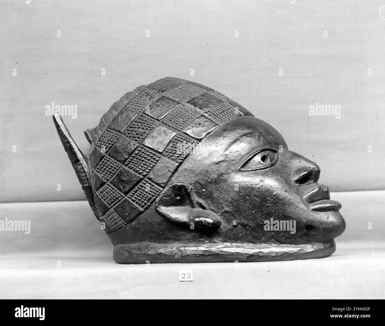 Schwarzer Künstler. - Ausstellung der Kunst der afrikanischen Ureinwohner in der Goupil Gallery. - Eine Ritualmaske nigerianischen Ursprungs. - 28. März 1924 Stockfoto