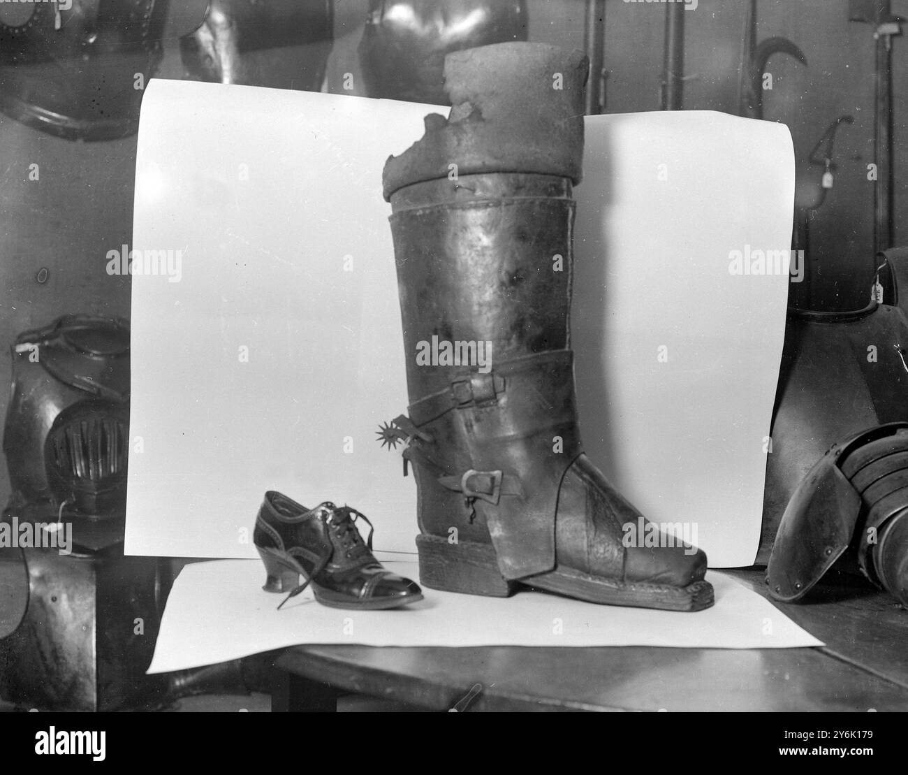 Reliquien bei Sotheby , Einem Superreitstiefel aus dem 17 . Jahrhundert , der am Sattel befestigt war , steckte der Reiter seinen bereits gebooteten Fuß in ihn ein . 21. November 1922 Stockfoto