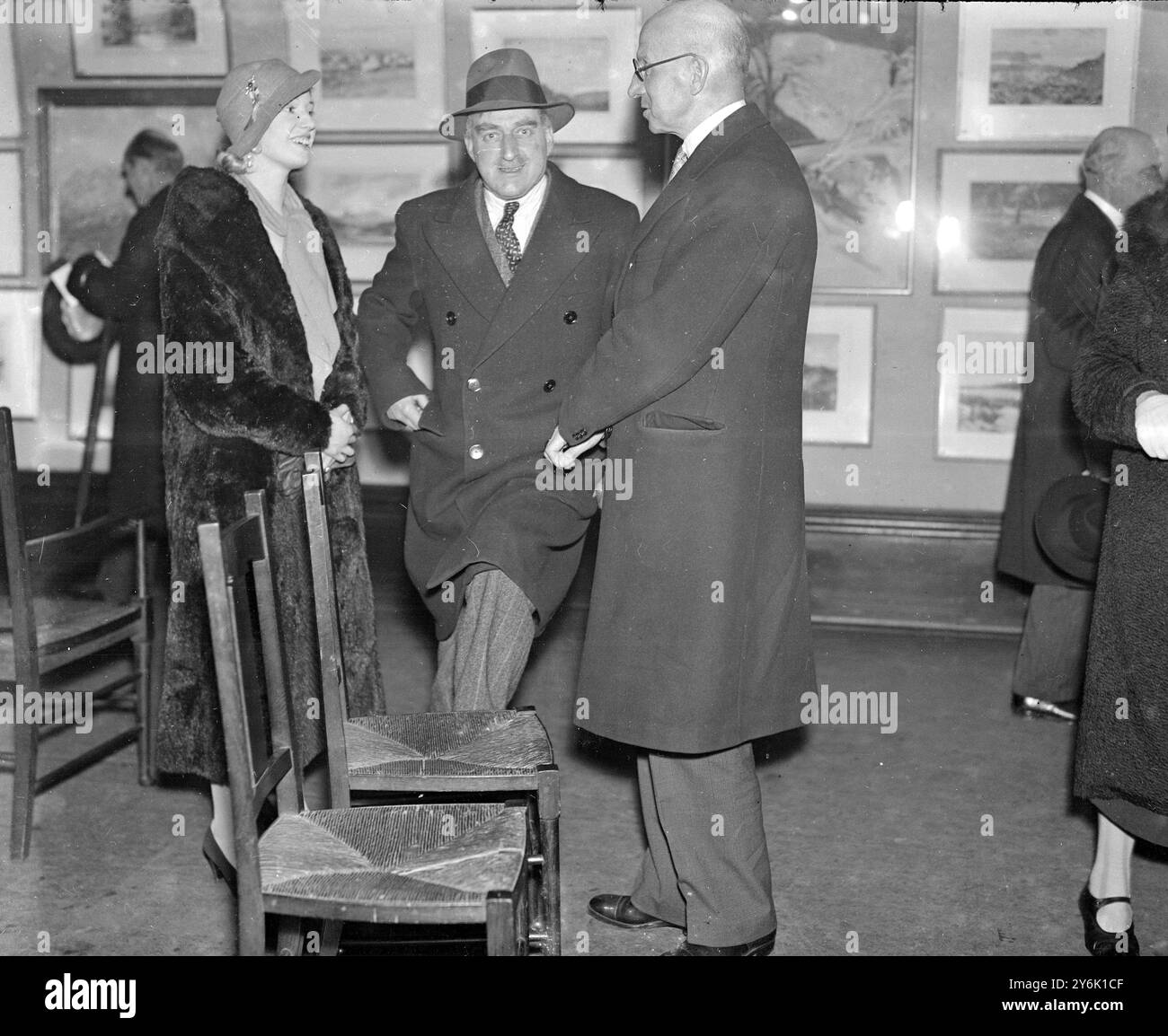 Privater Tag bei der Royal Society of Painters in Water Colour , Pall Mall , London Mrs und Mr Philip Connard , R A ( Mitte ) und Sir Francis Newbold , K C 23 März 1934 Stockfoto