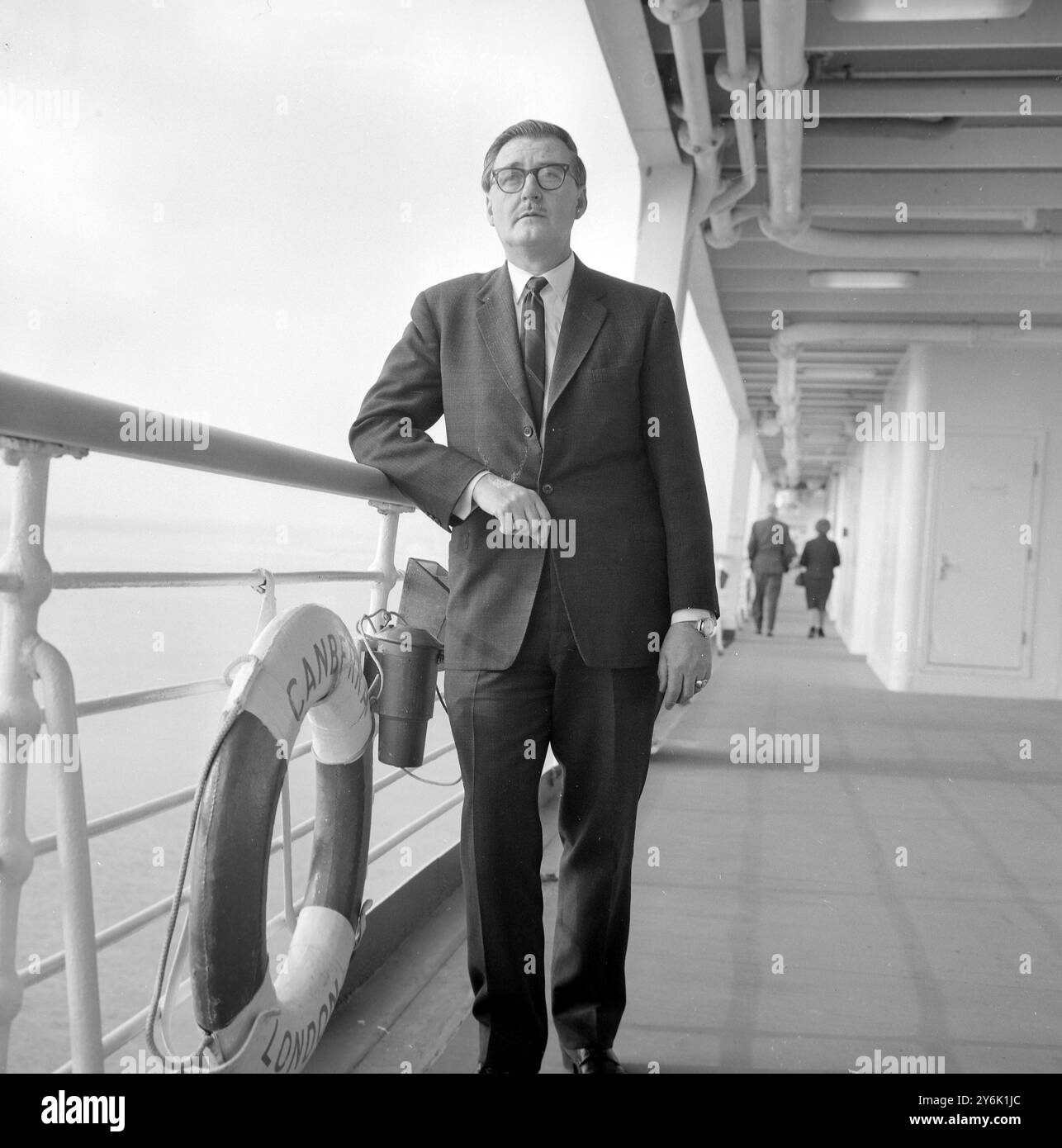 Southampton : australischer Kunstkritiker und Künstler James Gleeson an Bord der P und O Orient Canberra vor ihrer Reise nach Australien , auf der er sieben Vorträge über die Suche nach australischer Kunst aus der Kunst der Aborigines halten wird . 1. Februar 1965 Stockfoto