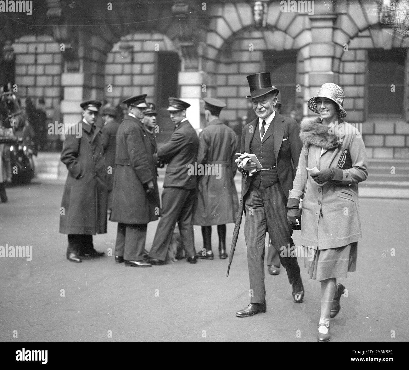 Privater Aussichtstag an der Royal Academy of Arts in Burlington House auf Piccadilly, London, England. Lord und Lady Baden - Powell. 1930 Stockfoto