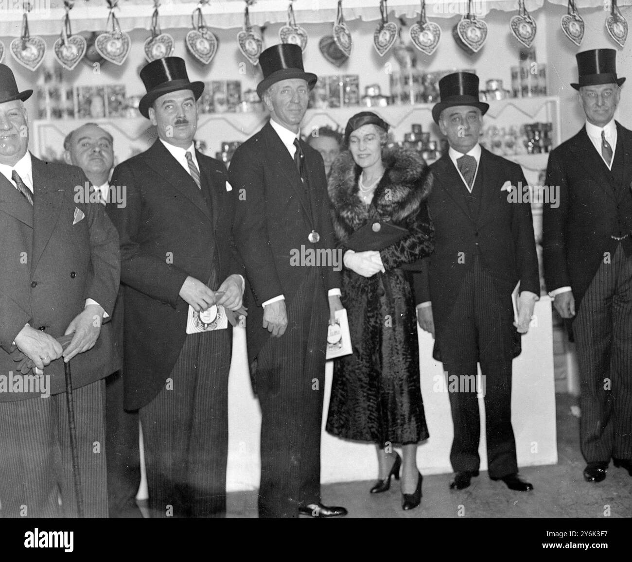 Österreichische Ausstellung in der Dorland Hall. Von links nach rechts : - der österreichische Botschafter ( Baron Franckenstein ) , Herr Fritz Stocking und Baroness Franckenstein . 16. April 1934 Stockfoto